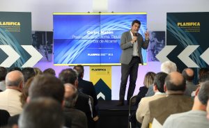 Más de 150 alcaldes y concejales arropan la presentación de Planifica, el mayor plan de inversión en municipios de la Diputación de Alicante