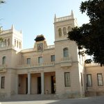 El MARQ cede el uso del jardín del museo para facilitar el estacionamiento de vehículos del personal sanitario