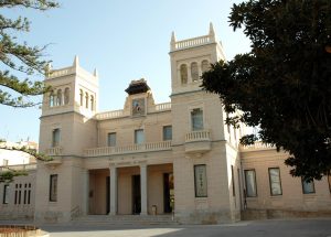 El MARQ cede el uso del jardín del museo para facilitar el estacionamiento de vehículos del personal sanitario
