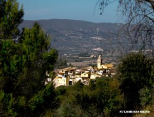 Vistas de Benifallim con montañas al fondo