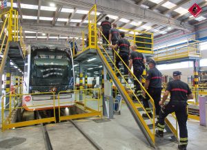 El Consorcio Provincial de Bomberos realiza prácticas de formación en las instalaciones de la red del TRAM